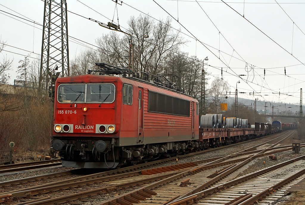 155 070-6 der DB Schenker Rail bringt einem gemischten Gterzug aus Richtung Hagen hier 10.03.2012 kurz vom Bf Kreuztal.