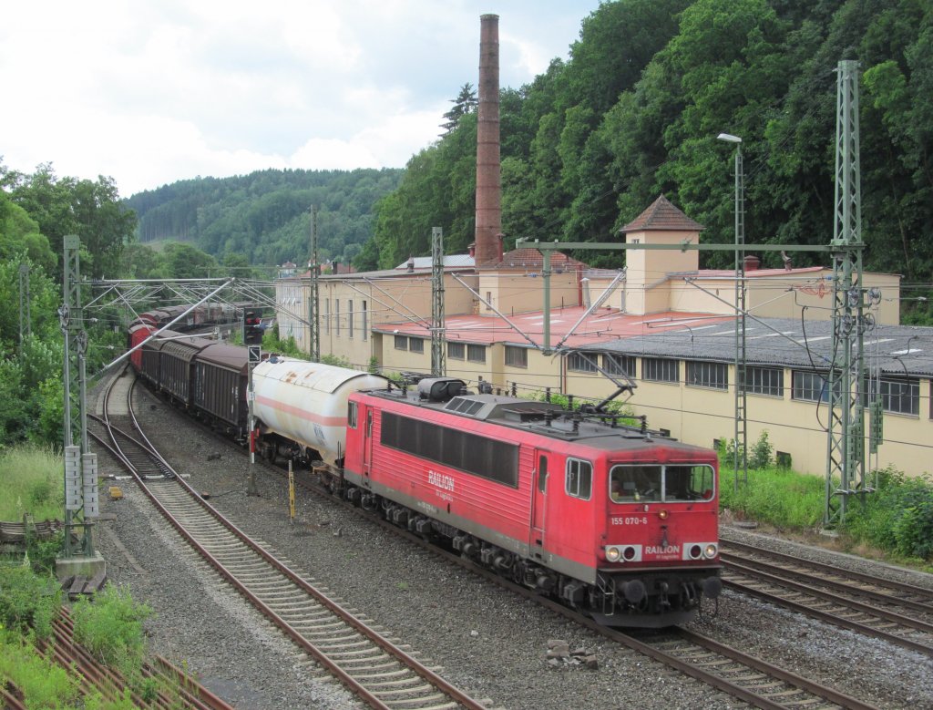 155 070-6 zieht am 25. Juni 2013 einen gemischten Gterzug durch Kronach.