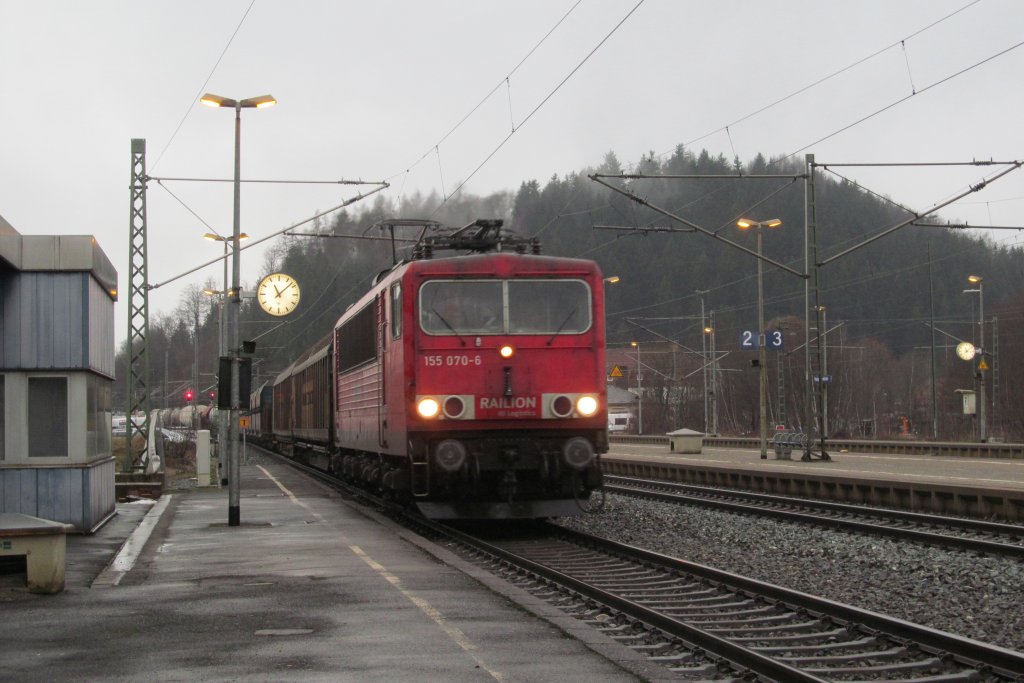 155 070-6 zieht am 30. Januar 2013 einen gemischten Gterzug in den Bahnhof Pressig-Rothenkirchen.