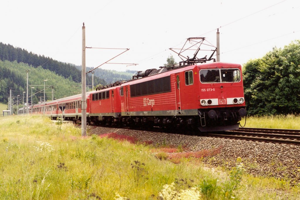 155 073-0 mit RB 30770 nach Ludwigsstadt und einer unbekannten 141 im Schlepp am 17.06.1999 in Frtschendorf. gescantes Foto