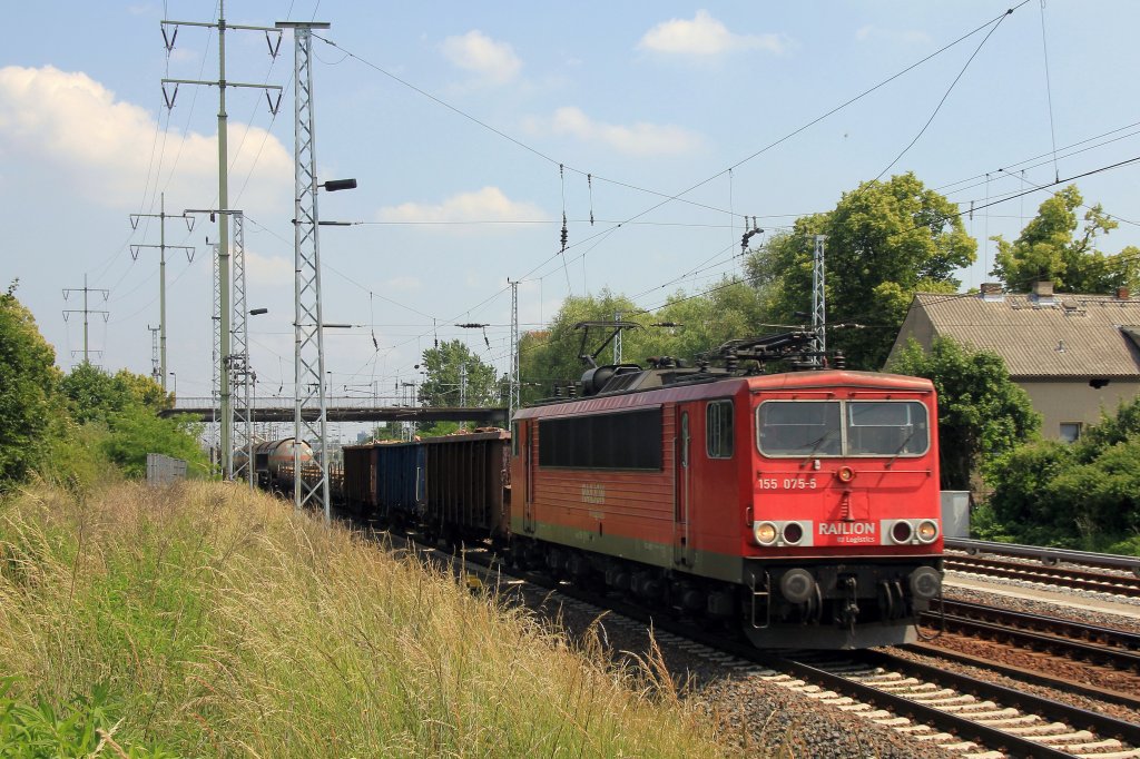 155 075-5 am 06. Juni  2011 vor einem gemischten Gterzug nach der Durchfahrt durch den Bahnhof Berlin Schnefeld Flughafen Richtung Genshagener Heide 