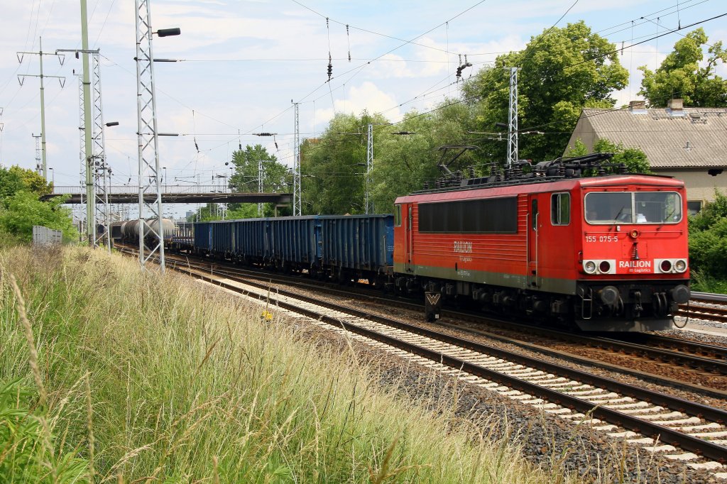 155 075-5 am 07. Juni 2011 nach der Durchfahrt durch den Bahnhof Berlin Schnefeld Flughafen vor einem Gterzug 