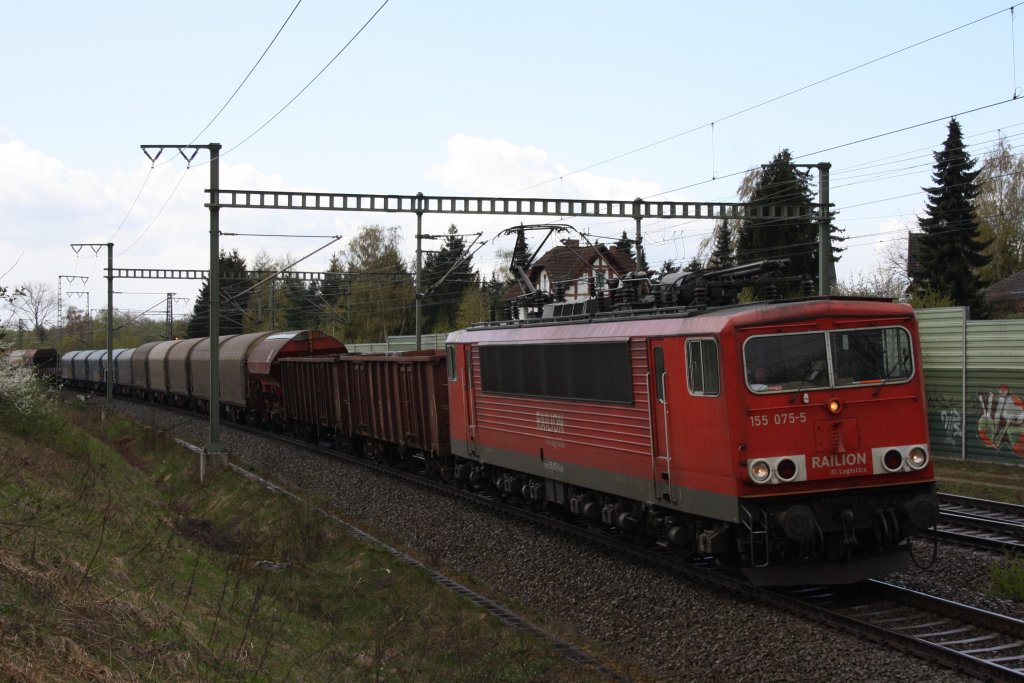 155 075 f�hrt am 21.04.2010 mit einem G�terzug durch den Bahnhof Braunschweig Weddel