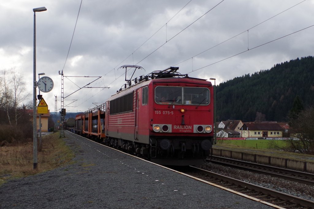 155 075 mit gemischten Gterzug am 02.02.2013 in Gundelsdorf. 