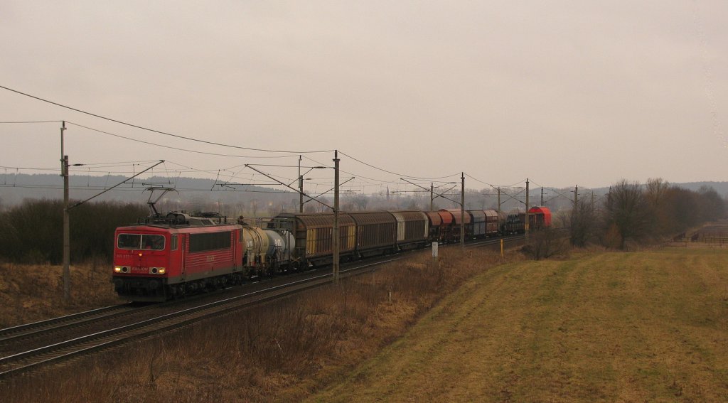155 077-1 mit 62210 Richtung Genshagener Heide und dem Blick bis zur Kirche Saarmunds durch die Kurve. Fr diese Betrachtung machen sich die Wolken doch sehr gut. Gre zurck !