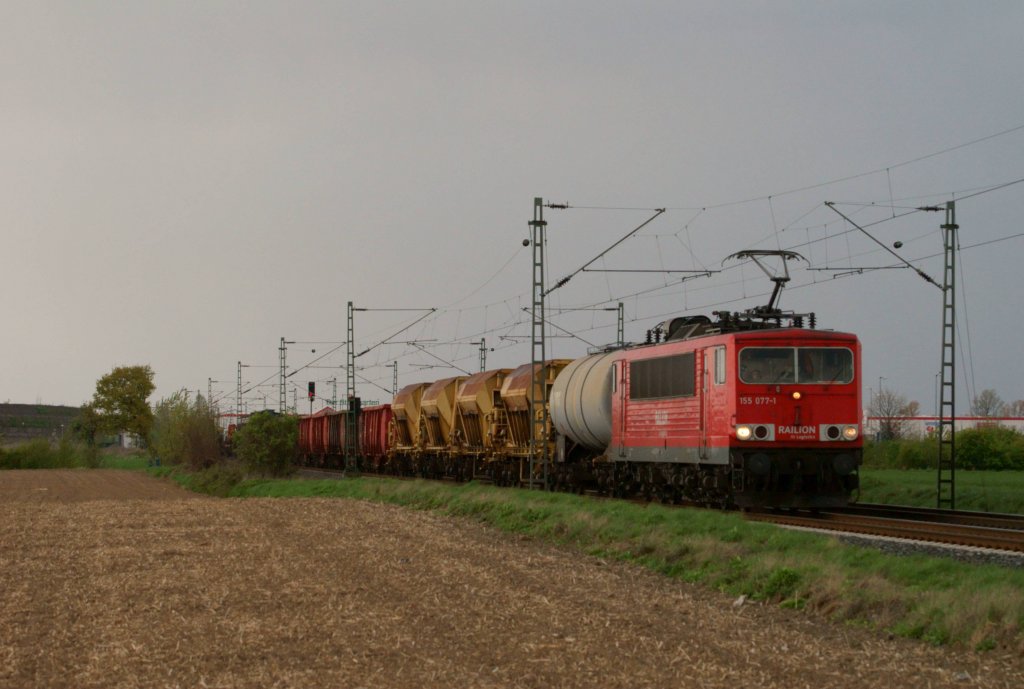 155 077-1 mit einem gemischten Gterzug in Neuss-Allerheiligen am 19.04.2012