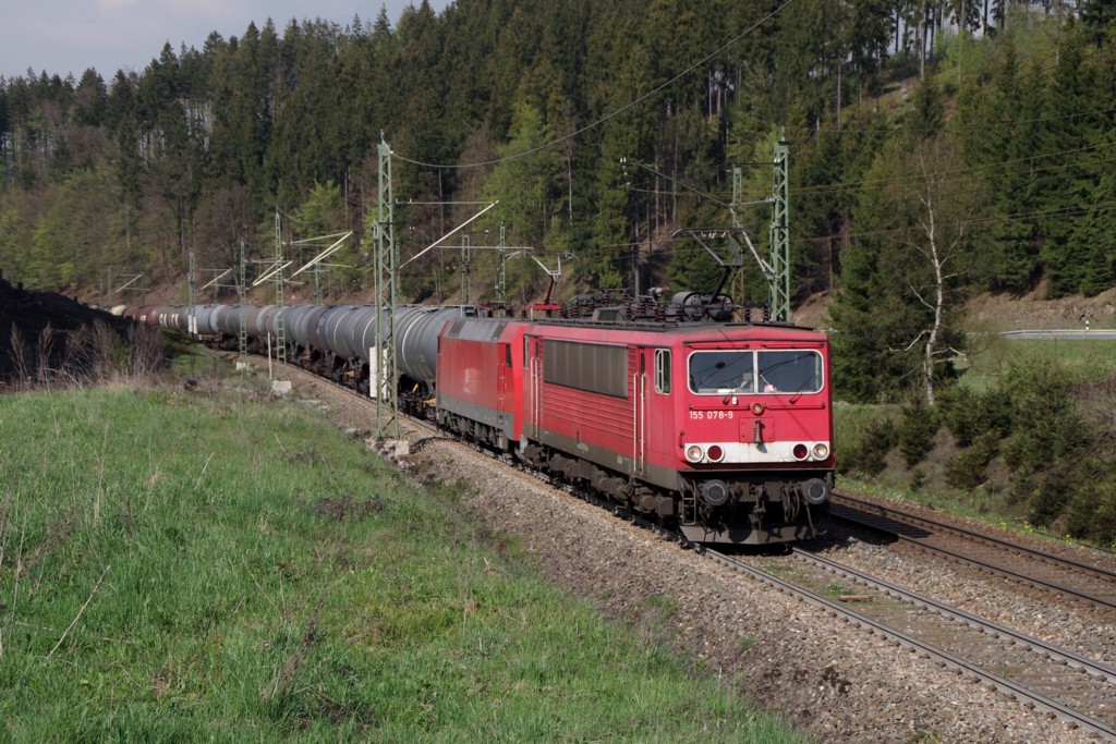 155 078 und 152 030 mit Kesselwagenzug am 01.05.2012 bei Steinbach am Wald auf der Nordrampe der Frankenwaldbahn.