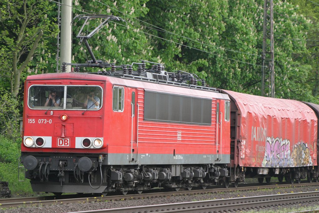 155 079 mit zwei fotografierenden Tf`s am 29.4.10 in Ratingen-Lintorf