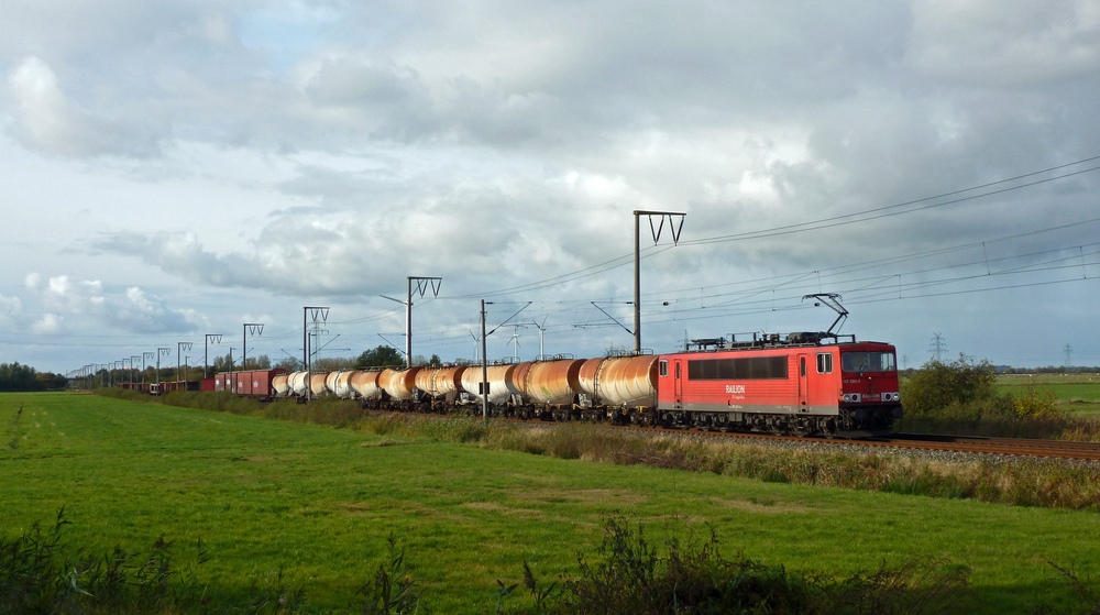 155 080-5 fuhr am 30.10.2012 mit einem gemischten Gterzug von Emden nach Osnabrck, hier bei Petkum.