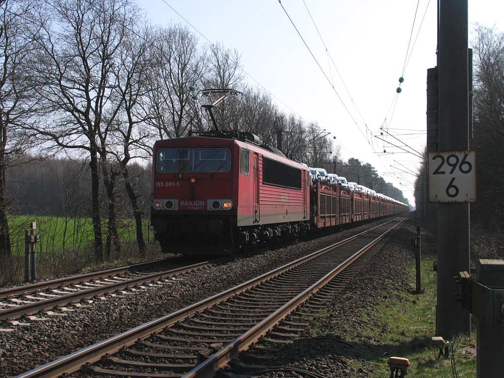 155 080-5 mit einem Gterzug zwischen Rheine und Emden bei Devermhlen (B 296.6) am 23-3-2012.