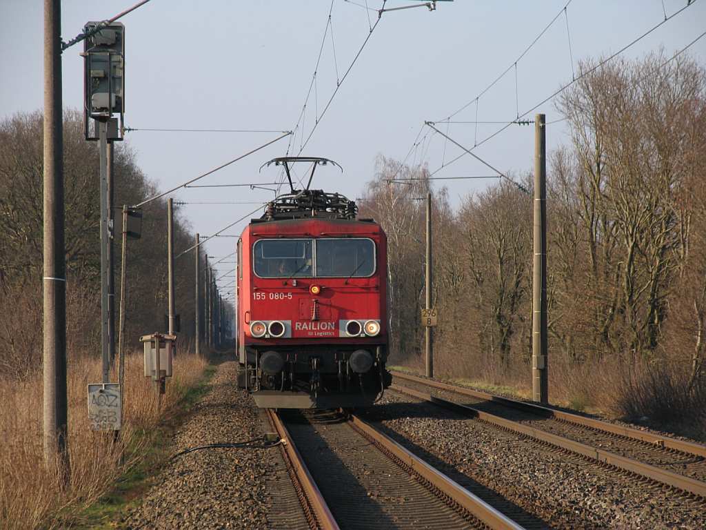 155 080-5 zwischen Emden und Rheine bei Devermhlen (B 296.6) am 23-3-2012.