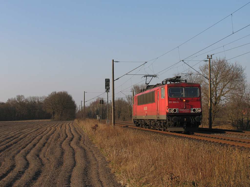 155 080-5 zwischen Emden und Rheine bei Devermhlen (B 296.6) am 23-3-2012.