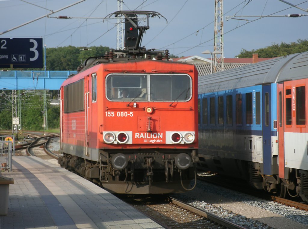 155 080 durchfuhr am Abend,vom 21.Juni 2011,Bergen/Rgen,whrend auf dem Nachbargleis der EC 378 aus Wien nach Binz ausfuhr.