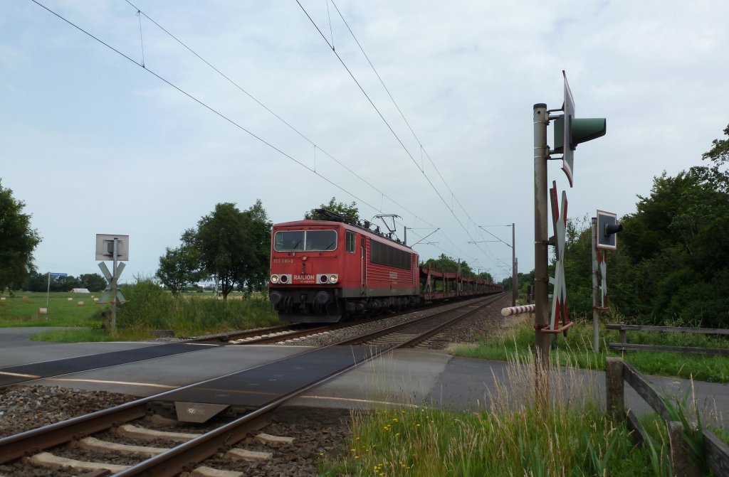 155 081-3 fuhr am 29.06.2012 mit einem Gterzug von Emden nach Osnabrck, hier sdlich von Leer.