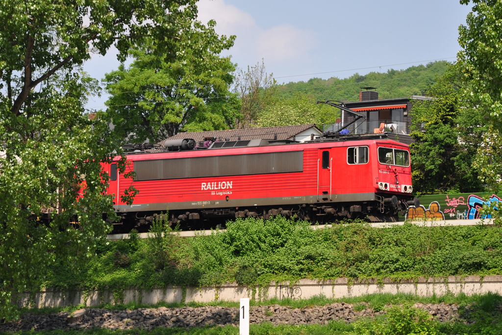 155 081-3 huscht zwischen Bschen und Bumen bei Bonn-Oberkassel durchs Bild - 21.04.2011