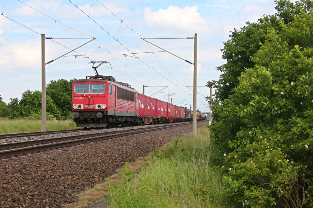 155 082-1 ist am 13.06.13 mit einem ordentlichen gemischten Gterzug in Richtung Leipzig-Engelsdorf unterwegs. Hier beim kleinen rtchen Bornitz.