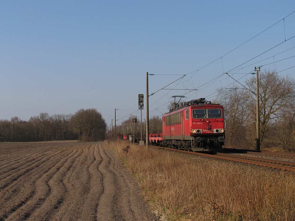 155 082-1 mit einem Gterzug zwischen Emden und Rheine bei Devermhlen (B 296.6) am 23-3-2012.
