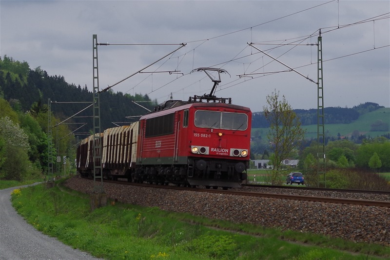 155 082 Railion / DB Schenker mit gemischten Gterzug am 11.05.2013 zwischen Pressig-Rothenkirchen und Neukenroth gen Kronach. 