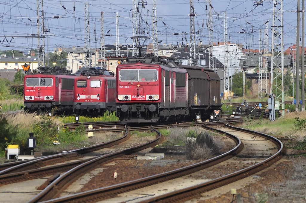 155 082 schl�ngelt sich mit ihrer Schwester 199 vorbei an 155 070, 115 261, 233 249 durch den Bf Stralsund aus Richtung Rostock nach Mukran am 17.09.2010
