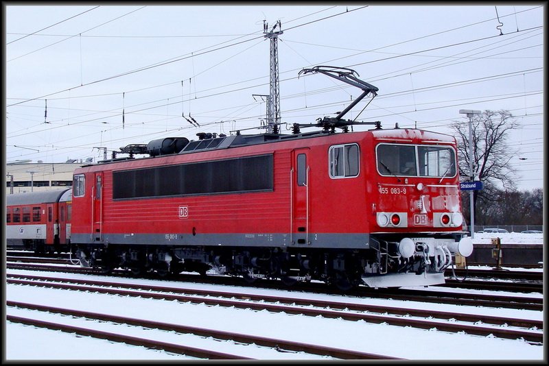 155 083-9 legt im Stralsunder Hbf einen kurzen Halt ein.   am 12.02.09