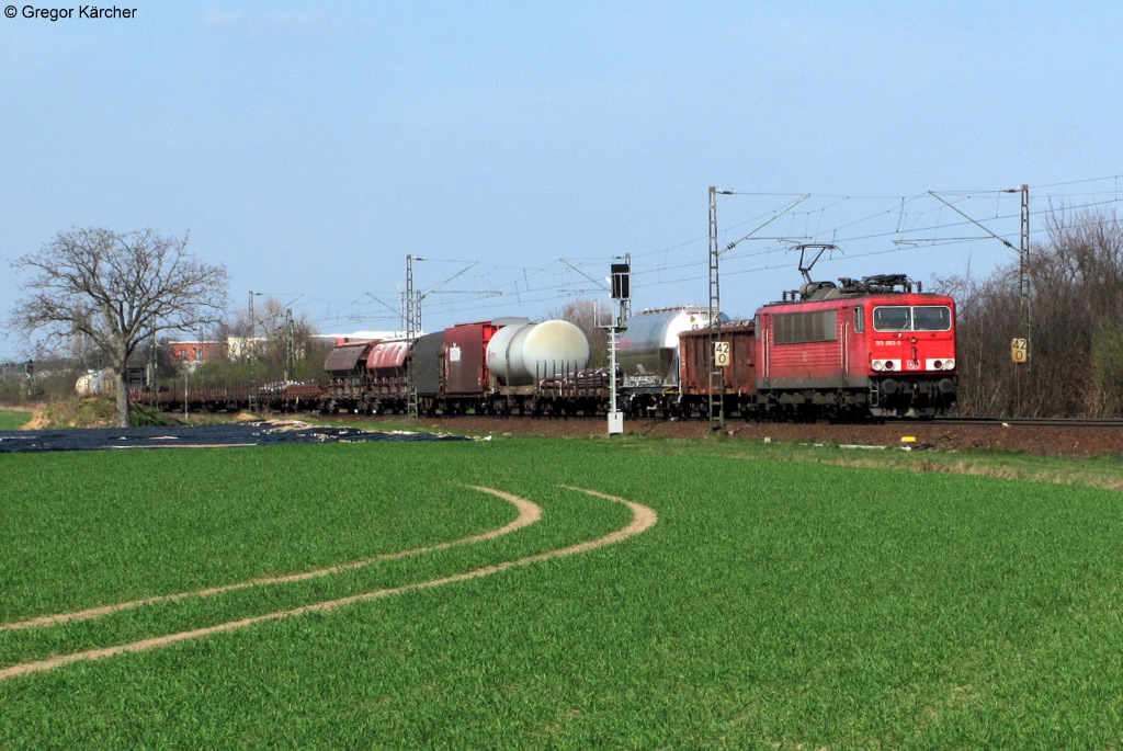 155 083-9 mit einem gemischten Gterzug Richtung Sden bei Hhnlein-Alsbach am 24.03.2012.