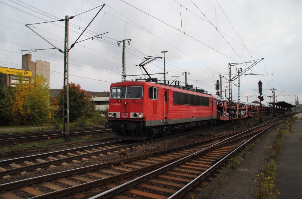 155 083-9, zieht am 17.10.2010 einen Neuwagentransportzug durch Lehrte.