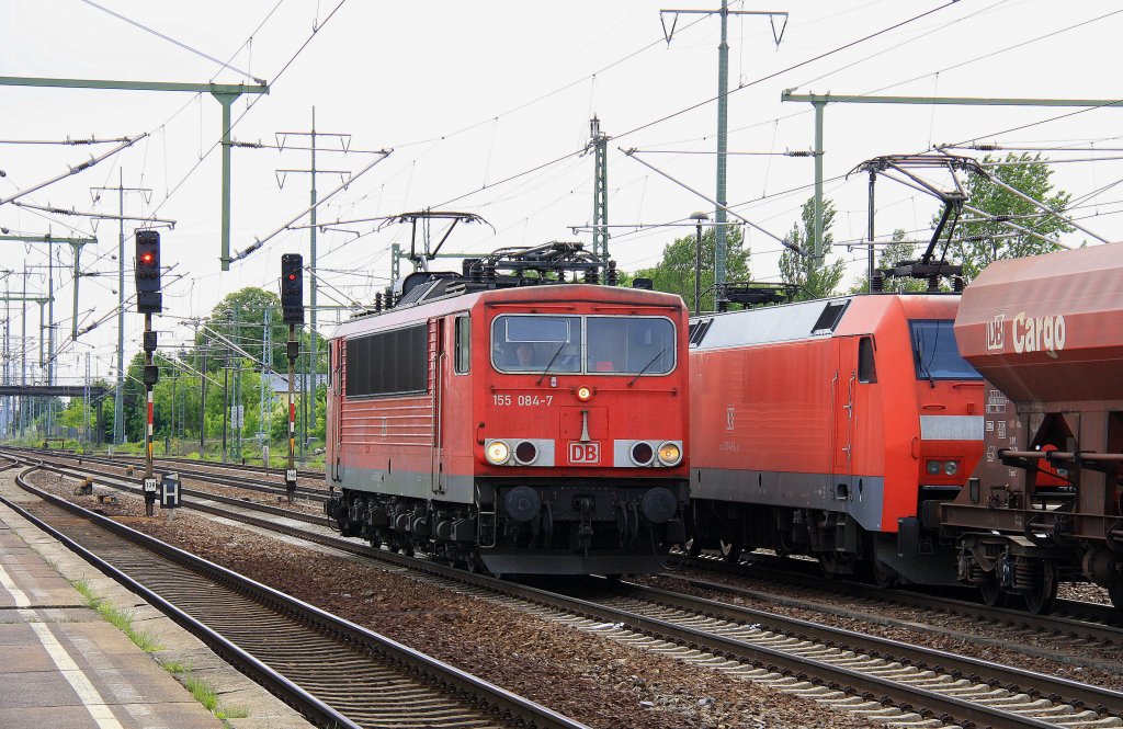155 084-7 DB kommt als Lokzug aus Richtung Potsdam und fhrt durch Berlin-Flughafen-Schnefeld und fhrt in Richtung Berlin-Zoo bei Sonnenschein am 18.5.2012.
