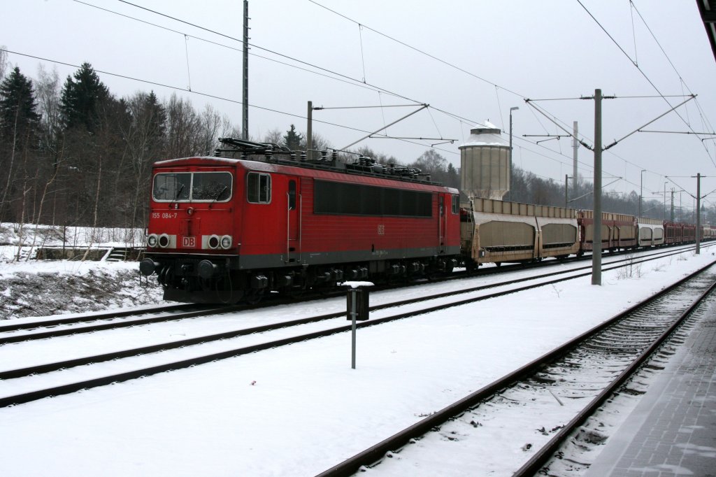 155 084 mit einem leeren Autozug am Haken am 23.01.2011 in Reichenbach(Vogtl.).