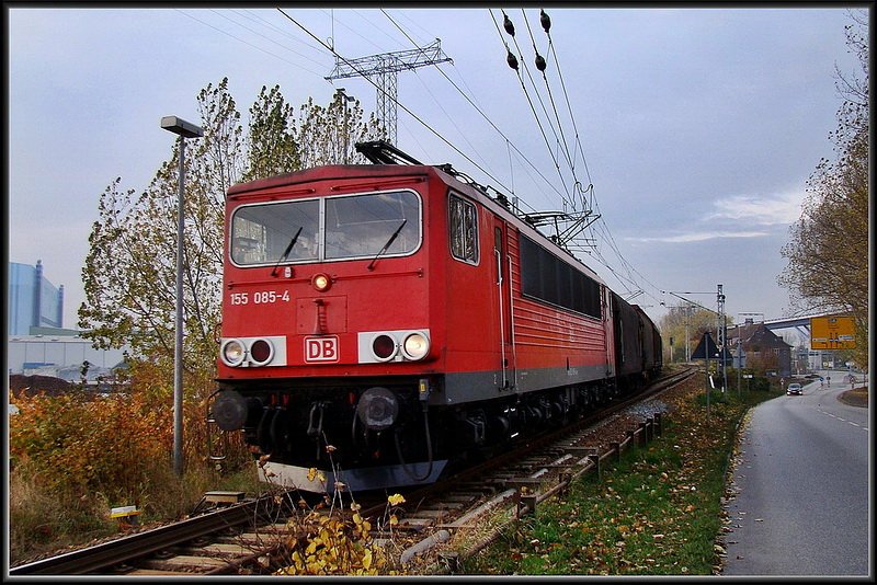 155 085-4 vor-45504- aus Seddin, bei der Auffahrt auf die Ziegelgrabenbrcke in Stralsund.  am 01.11.09 
