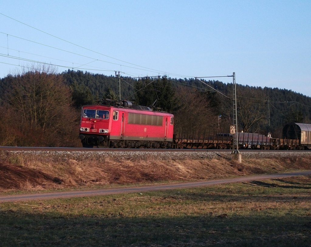 155 085 ist am 19.03.11 mit einem gemischten Gterzug bei Gundelsdorf in Richtung Saalfeld unterwegs.
