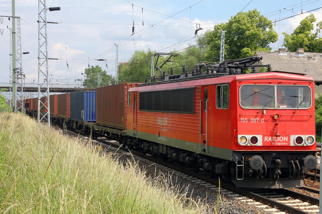 155 087-0 am 07. Juni 2011 mit einem Containerzug nach der Durchfahrt durch den Bahnhof Berlin Schnefeld Flughafen in  Richtung Genshagener Heide