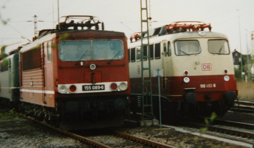 155 089-6 in DR- und 110 496-6 in TEE-Anstrich warten im Juni 1997 im ehemaligen Bw Crailsheim auf ihren nchsten Einsatz (digitalisiertes Dia).