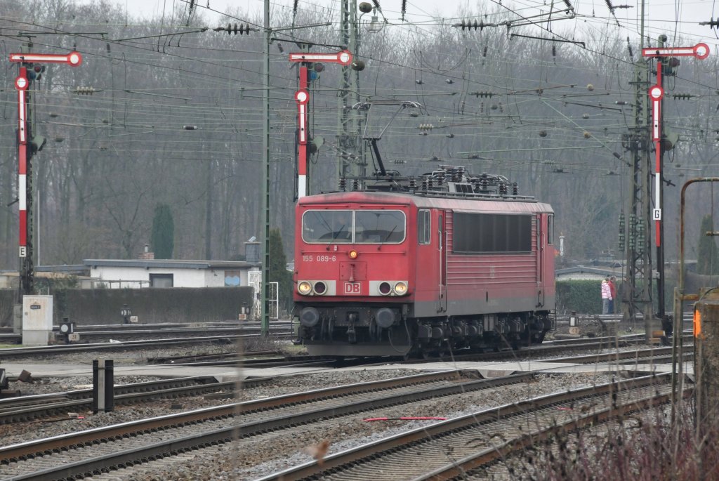 155 089-6 manvriert in Kln-Gremberg, und steht hier auf dem Bahnbergang, der wegen Arbeiten noch fr einige Zeit gesperrt ist. Aufgenommen am 19/02/2011.