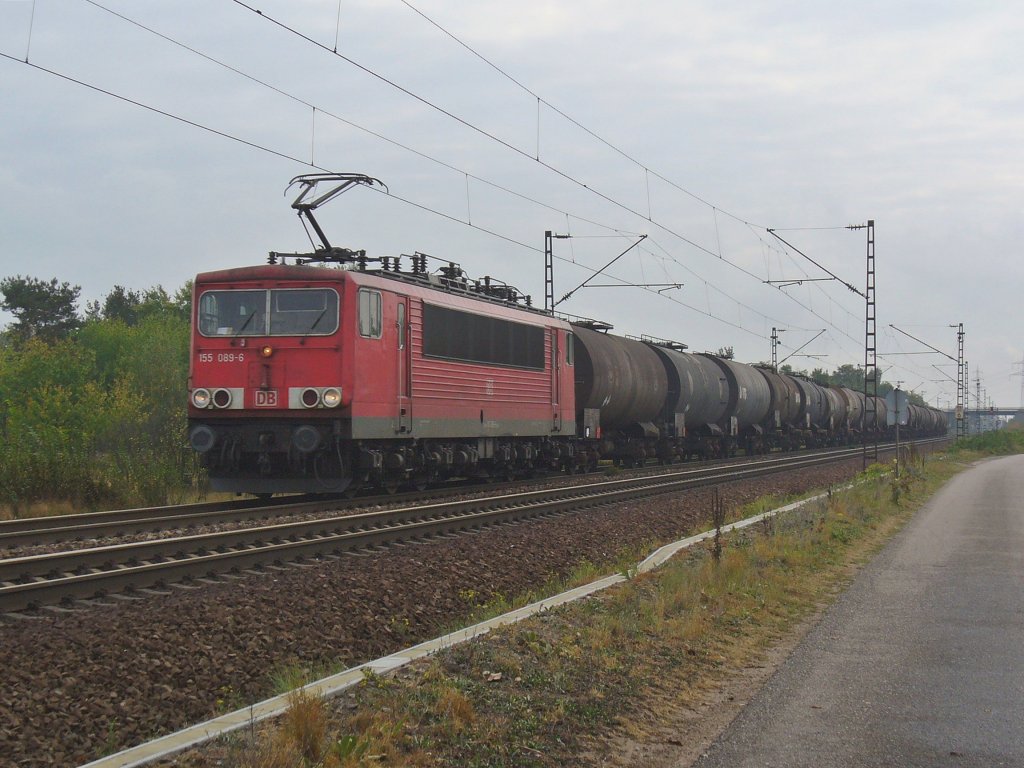 155 089-6 zieht einen Kosselwagenzug am 05.10.2011 durch Wiesental

