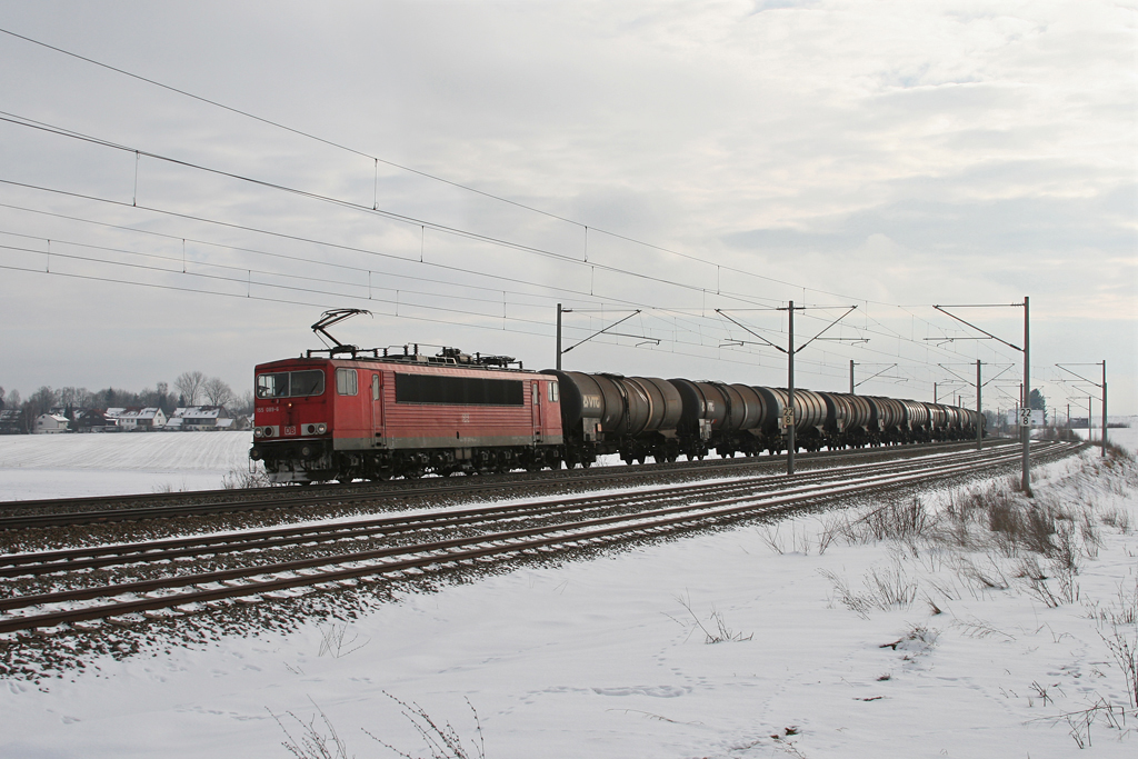 155 089 mit einem Kesselwagenzug am 03.01.2011 bei Hebertshausen.