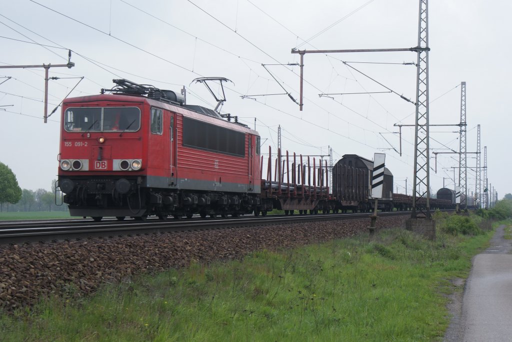 155 091-2 mit einem gemischten Gterzug,am 08.05.2010 bei Dedensen/Gmmer.