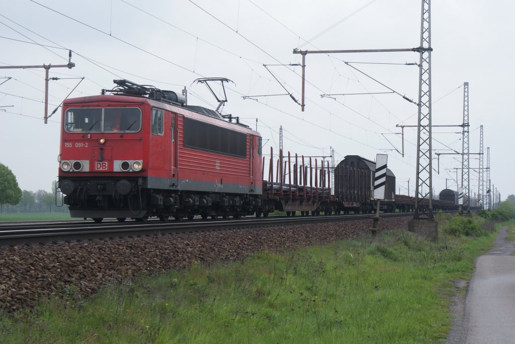 155 091-2 mit einem gemischten Gterzug am 08.05.2010 bei Dedensen/Gmmer.
