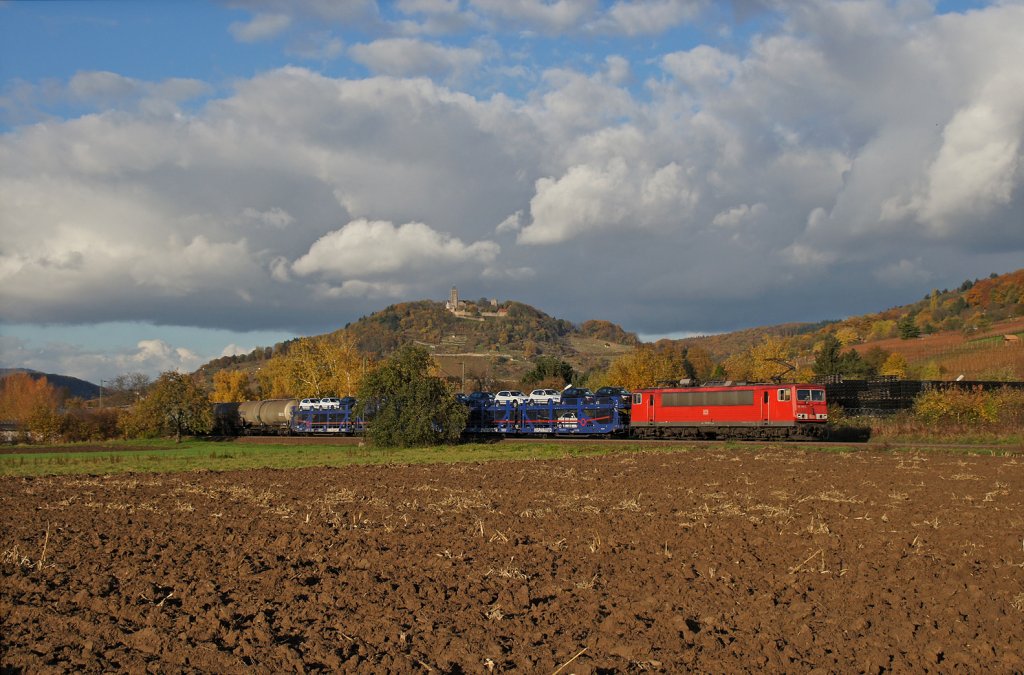 155 091-2 ist mit einem gemischten Gterzug an der Bergstrae bei Heppenheim Richtung Mannheim Rbf unterwegs. 06.11.12