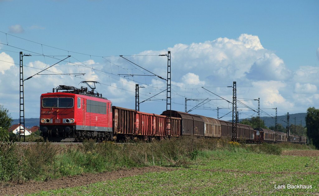 155 095-3 poltert am 4.09.10 mit einem langen Mischer Richtung Minden (Westf.). Aufgenommen bei Berenbusch.