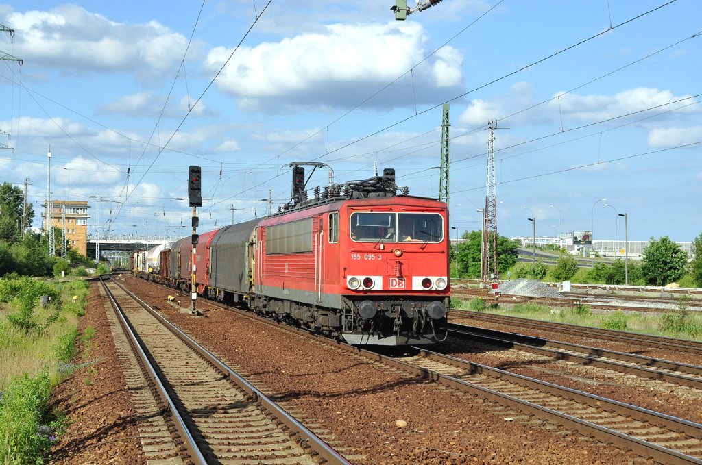 155 095 mit gem.GZ Richtung Genshagener Heide in Berlin-Schnefeld am 15.6.10