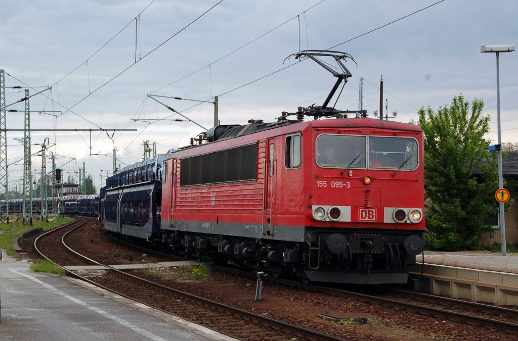 155 095 zieht am 08.05.10 einen Autotransportzug durch Cottbus.