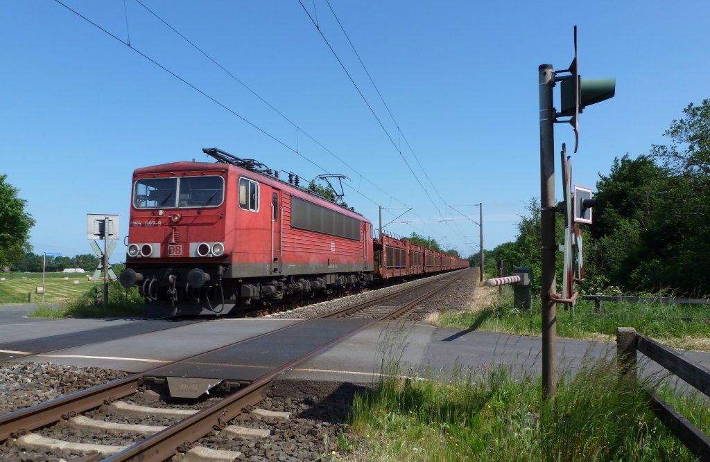 155 097-9 am 29.05.2012 mit einem leeren Autozug von Emden nach Osnabrck, hier sdlich von Leer.