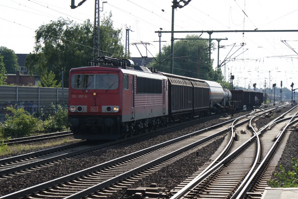 155 097-9 mit einem kurzen gemischten Gterzug ,am 09.06.2010 in Hannover Linden/Fischerhof.