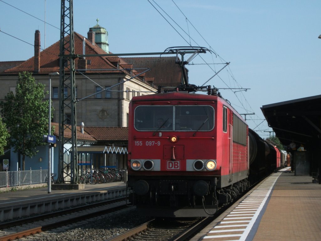 155 097 durchfhrt am 3.Juni 2011 mit einem kurzen gemischten Gterzug den Bahnhof Kronach Richtung Saalfeld(S). Netten Gru zurck.