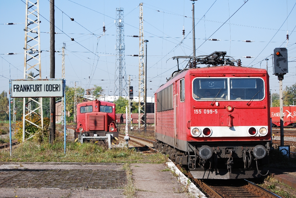 155 099-5 durchfhrt am 10.10.10 Lz den Bahnhof Frankfurt/Oder, whrend 312 035-9 der WFL auf ihren nchsten Rangiereinsatz wartet.