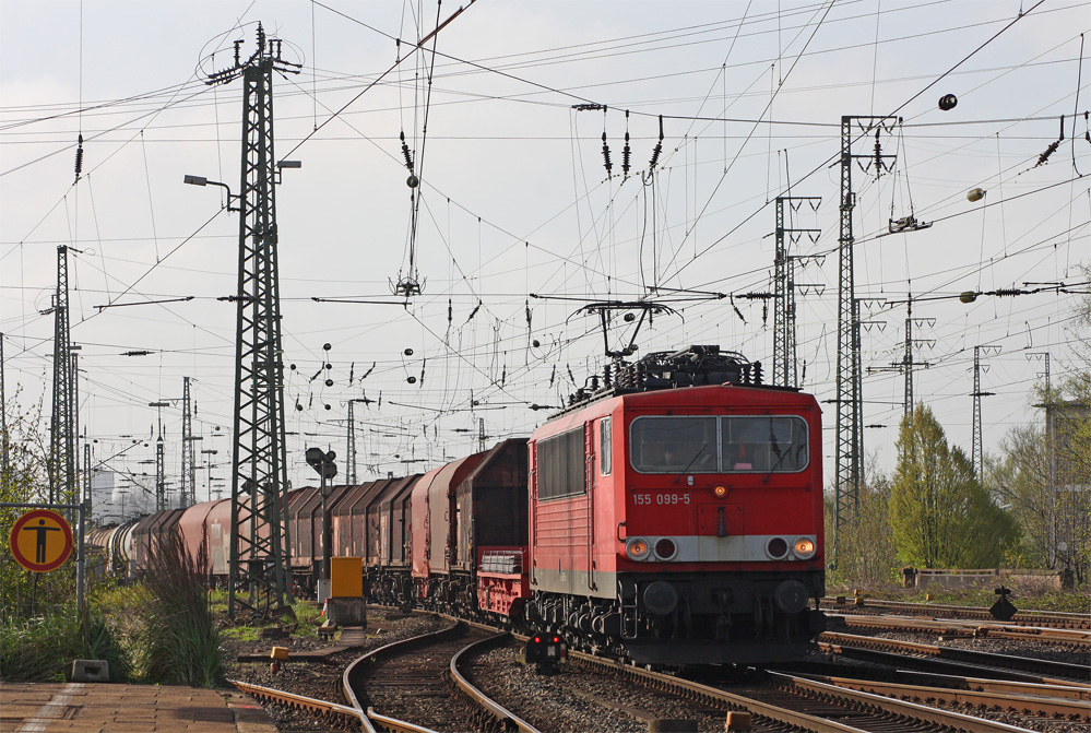 155 099-5 mit einem Gterzug in grobe Richtung Mnster (Westf.) bei der Durchfahrt in Hamm (Westf.), 9.4.11
