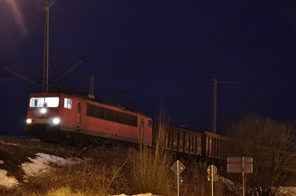 155 099 wartet mit ihrem leeren Ea-Wagenzug im Bf Stralsund Rgendamm auf die Ausfahrt am 05.03.2010