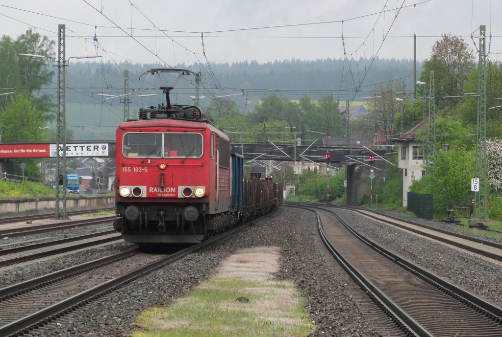 155 103-5 zieht am 7. Mai 2012 einen gemischten Gterzug durch Kronach in Richtung Lichtenfels. 
