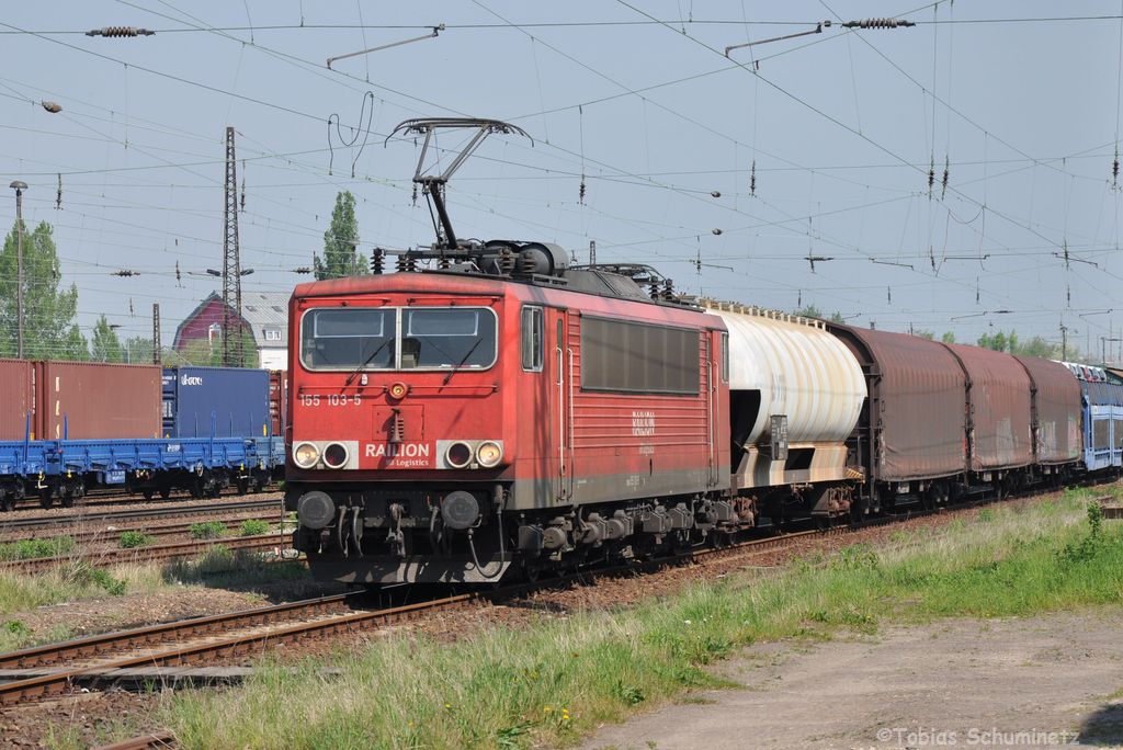 155 103 wartet mit einem G�terzug am 01.05.2012 in Leipzig-Sch�nefeld auf die Einfahrt in den Rangierbahnhof Leipzig-Engelsdorf.