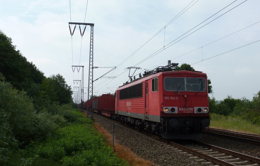 155 104-3 fuhr am 11.06.2012 mit einem Gterzug von Osnabrck nach Emden, hier bei Neermoor.